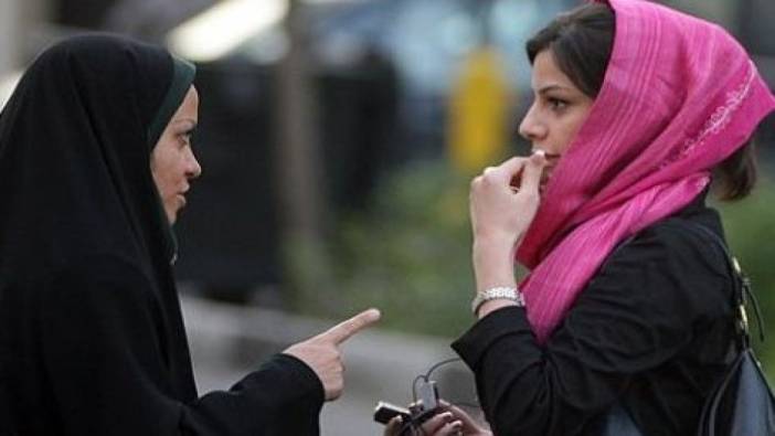 İran'da başörtüsü takmayan kadınların tedavi edilmemesi istendi. İranlı hukukçu sert tepki gösterdi