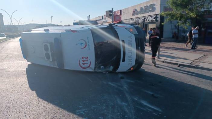 İzmir'de ambulans ile kamyonet çarpıştı: 3 yaralı