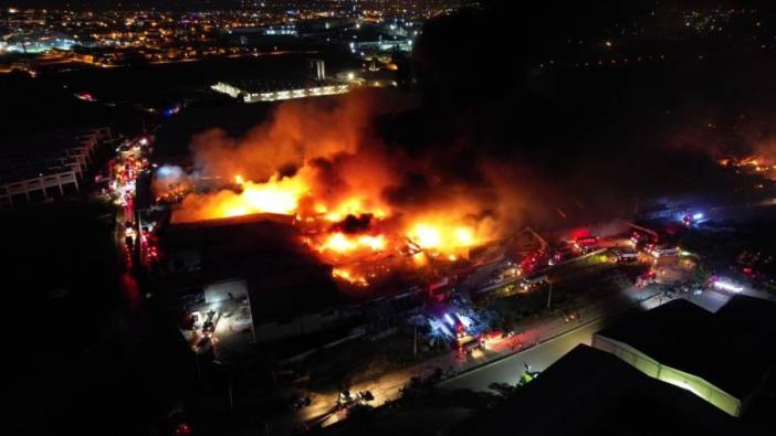 105 itfaiye aracı 200 personelin müdahale ettiği 10 fabrikaya sıçrayan yangından korkunç görüntüler