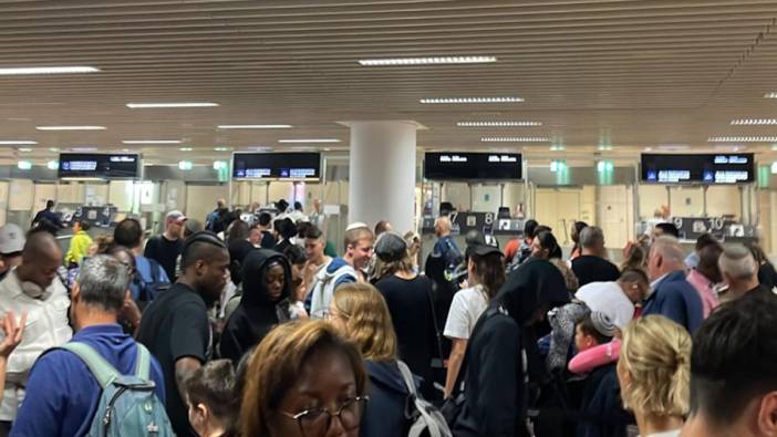Brüksel Havalimanı'na inenler saatlerce kuyrukta bekliyor