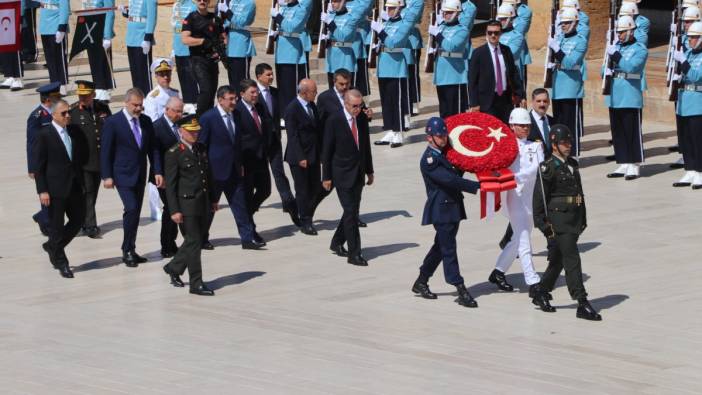 Cumhurbaşkanı Erdoğan ve YAŞ üyeleri Anıtkabir’i ziyaret etti