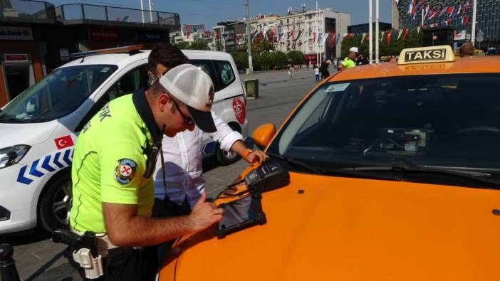 Taksim'deki denetimde 4 taksiye ceza kesilirken araçlar bağlandı