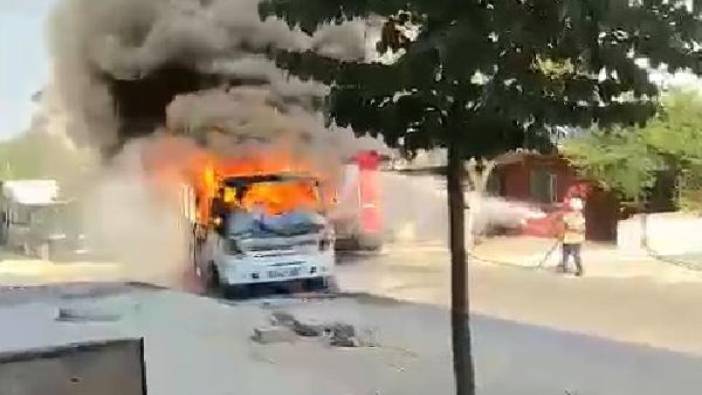 Pendik’te servis minibüsü alev alev yandı