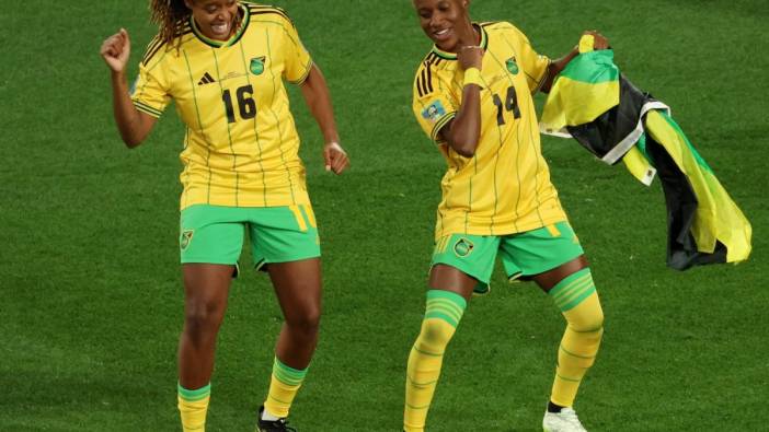 Dünya Kupası'nda tarih yazan Jamaikalı kadın futbolcularından 'Reggae' şov. Dansları olay oldu