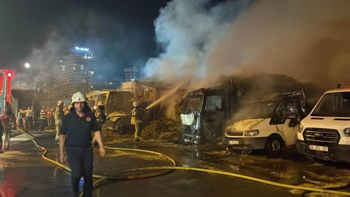 Veliefendi Hipodromu’nun yakınında park halinde bulunan çok sayıda araç yandı