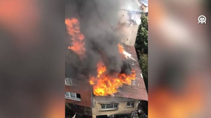 Kağıthane'de 3 binanın çatısında yangın