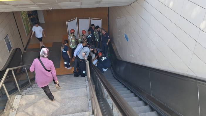 Metroya inmek isteyen yaşlı adam düşerek yürüyen merdivene sıkıştı