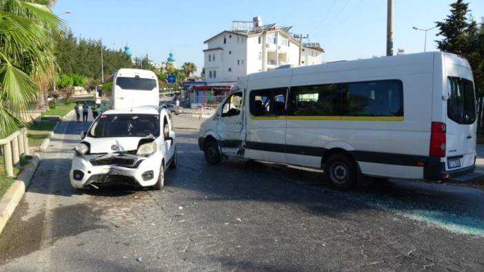 Antalya'da servis otobüsü ortalığı birbirine kattı: 6 yaralı