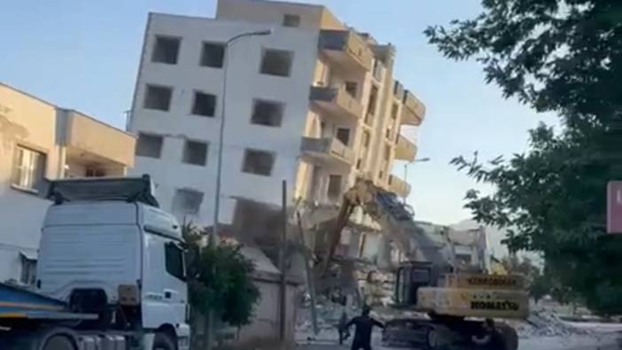 Gaziantep’te ağır hasarlı 5 katlı bina yıkım sırasında çöktü