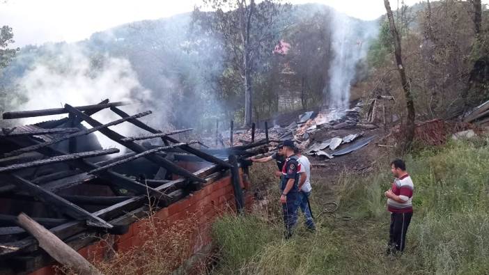 Kastamonu'da orman yangınının kıyısından dönüldü. Bir ev ve bir ahır tamamen küle döndü