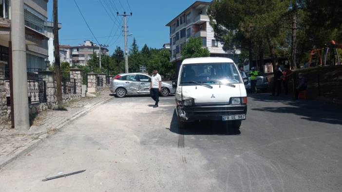 Karabük'te panelvan ile otomobil çarpıştı: 4 yaralı