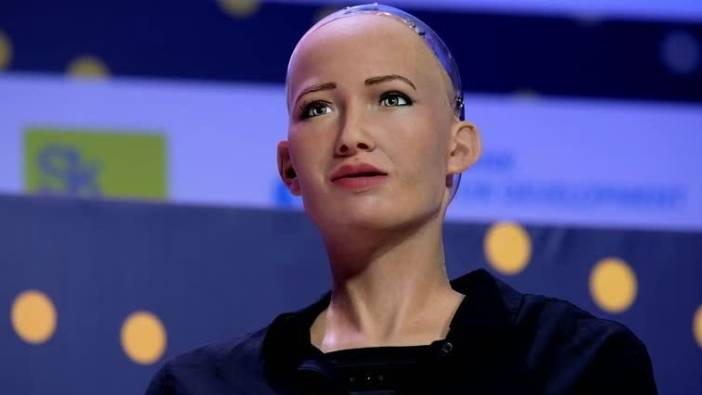 Vatandaşlığa kabul edilen ilk robot Sophia, Mevzular Açık Mikrofon'a konuk olacak. Oğuzhan Uğur duyurdu