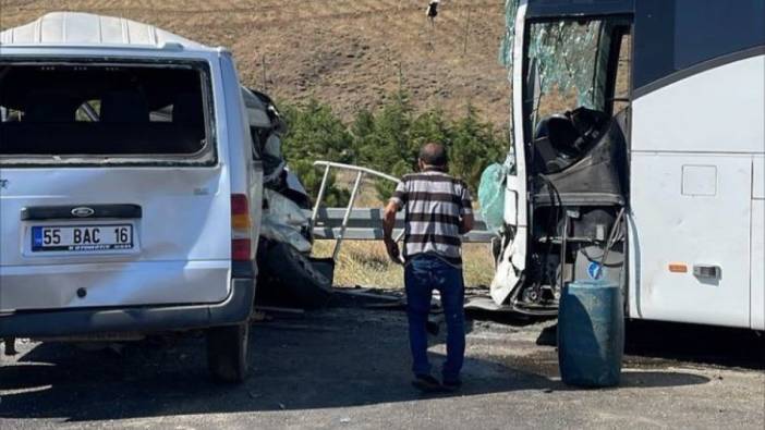 Yolcu otobüsü ile minibüs çarpıştı: 1 ölü, 7 yaralı