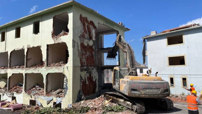 Büyükçekmece'de riskli binaların yıkımı sürüyor