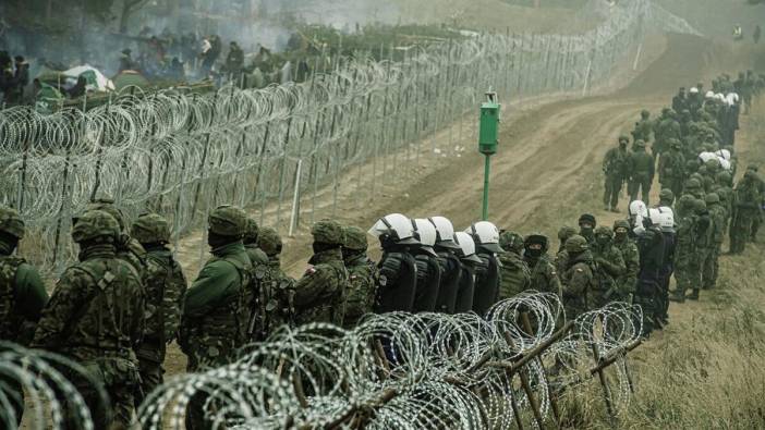 Polonya, Belarus sınırına asker yığıyor