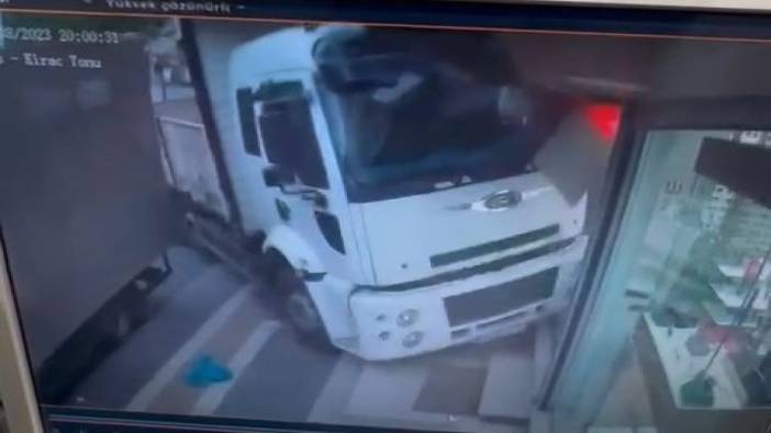 Esenyurt'ta sürücüsüz kamyon gözlükçü dükkanına daldı