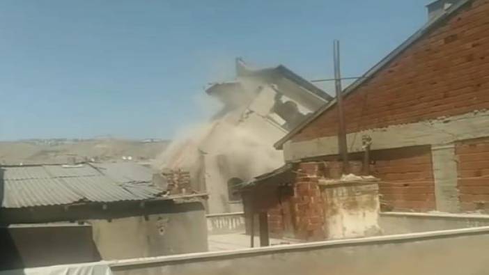 Elazığ'da hasarlı bina tek dokunuşla yıkıldı