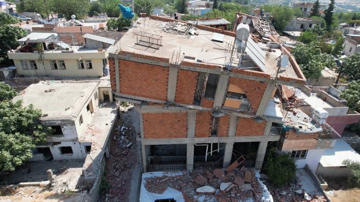 Deprem bölgesinde yıkılan binanın ekseni kaydı. Mahalleli evleri boşaltıyor