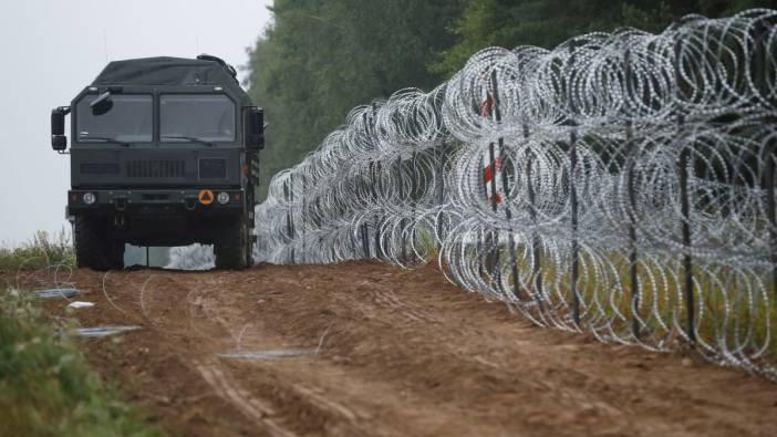 Polonya Belarus sınırına ek asker gönderiyor