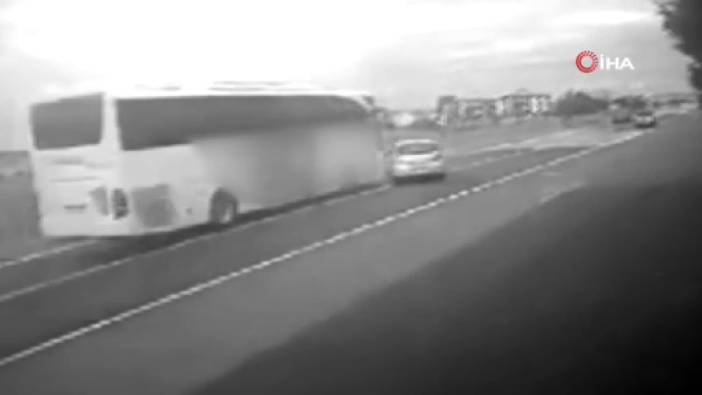 Yolcu otobüsü ile otomobilin çarptığı feci kaza kamerada
