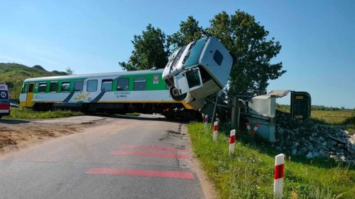 Polonya'da yolcu treni kamyonla çarpıştı: 22 yaralı