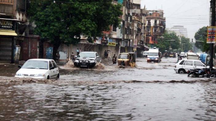 Muson yağmurları 60 bin kişiyi evinden etti