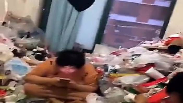 İnternet bağımlısı kadın evini çöp yığınına çevirdi