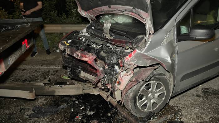 Otomobil ile hafif ticari araç kafa kafaya çarpıştı: 5 yaralı