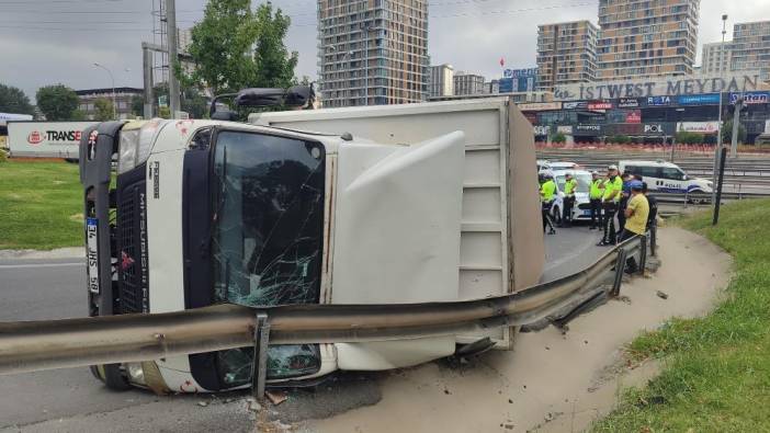 Virajı alamayan kamyonet yan yattı: Sürücü kaçtı