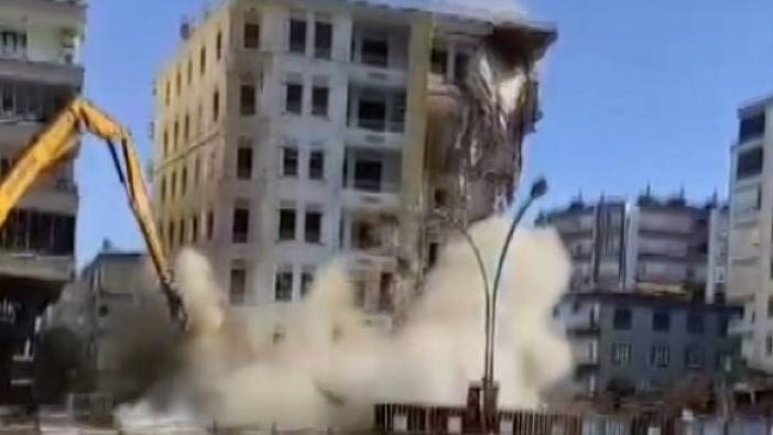 Deprem sonrası boşaltılan ağır hasarlı bina yıkım sırasında çöktü