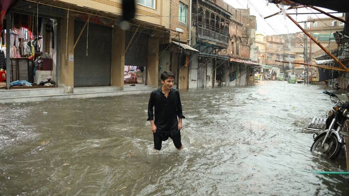 Pakistan'da şiddetli yağışlar sele neden oldu