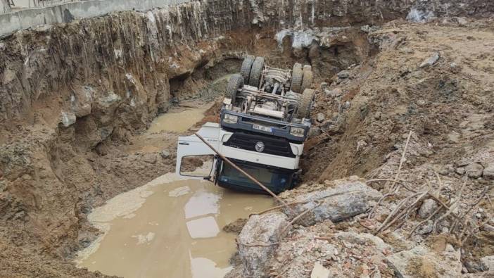 Yalova’da hafriyat kamyonu inşaat temeline devrildi