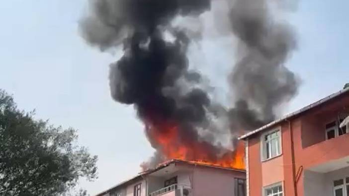 İstanbul'da 3 katlı binanın çatısı alev alev yandı