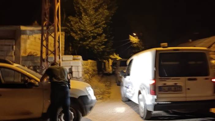 Ehliyetsiz motosiklet sürücüsü polis aracına çarptı