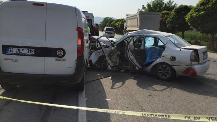 Bursa'da hafif ticari araç ile çarpışan otomobildeki karı koca öldü, 1 yaralı