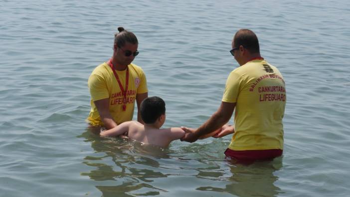 Yürüme engelli çocuğun denize girme hayalini belediye ekipleri gerçekleştirdi