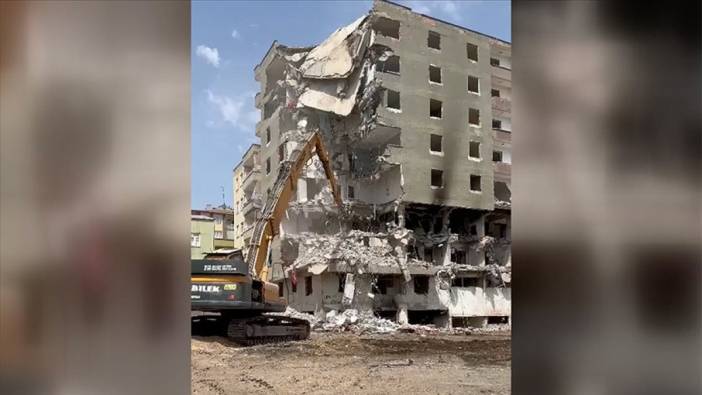 Depremde ağır hasar gören 8 katlı bina yıkım çöktü