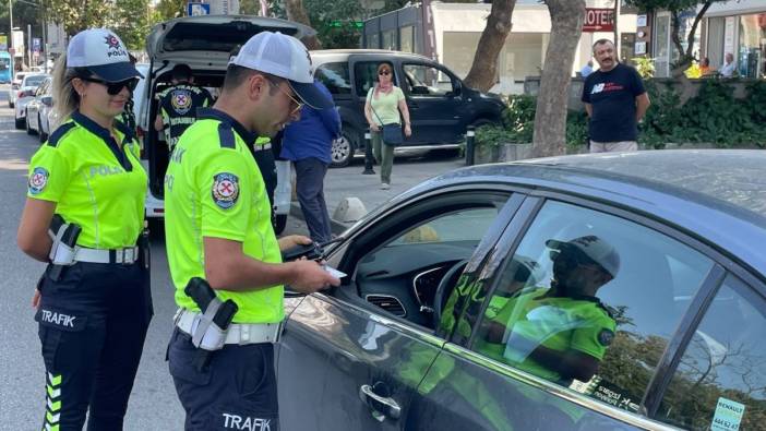 Kadıköy'de yayalara yol vermeyen sürücülere 15 bin 832 lira ceza