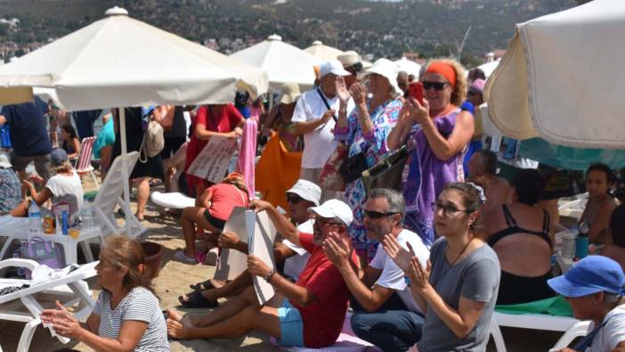 Foça'da kıyı işgaline yönelik 'havlulu' protesto