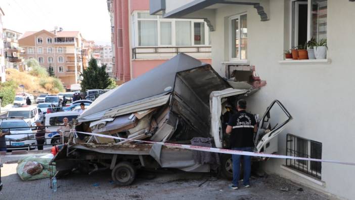 Apartmanın duvarına çarpan kamyonet sürücüsü öldü