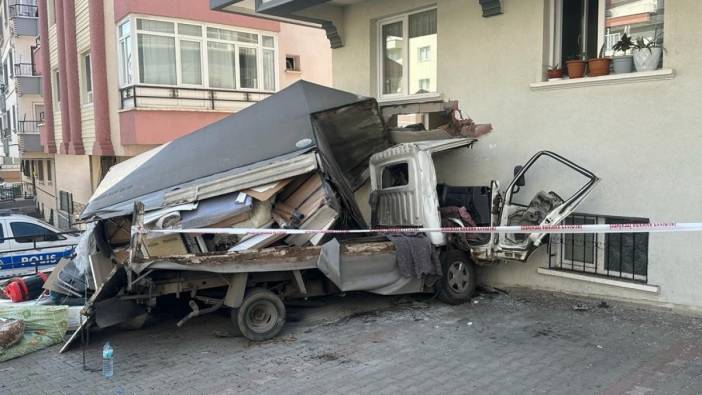 Ankara'da freni boşalan kamyonet binaya çarptı. 1 ölü