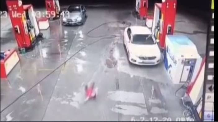 Benzin istasyonu görevlisine çarpıp metrelerce sürükledi