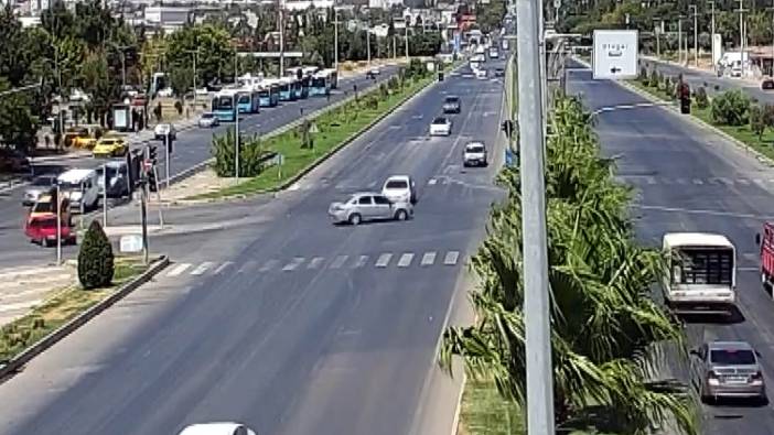 Kahramanmaraş'ta iki otomobilin çarpıştığı kaza kamerada: 5 yaralı