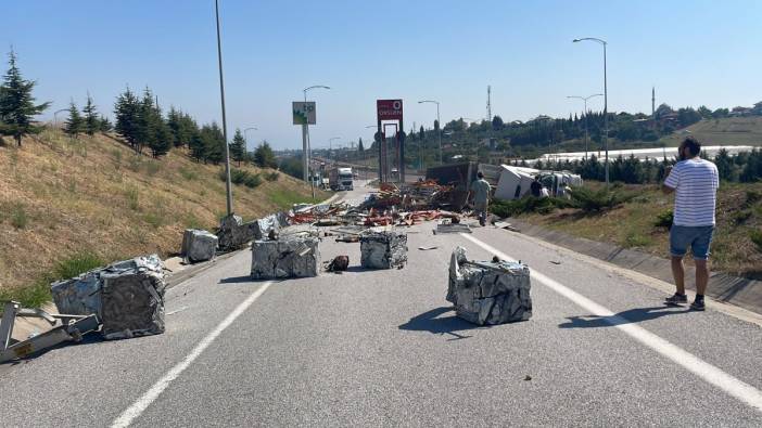 Yalova'da devrilen hurda yüklü tırda sıkışan sürücüyü vatandaşlar kurtardı