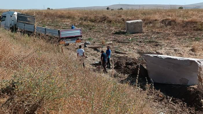 Şarampole devrilen tırdaki mermerler etrafa dağıldı. Facia şans eseri önlendi