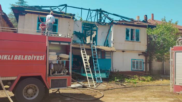 Afyonkarahisar'da bir evin çatısında çıkan yangın sonrasında ev kullanılamaz hale geldi