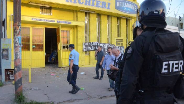 Arjantin'de marketler yağmalandı. 30 kişi gözaltında