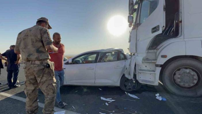 Silopi’de tırın çarptığı otomobil 71 metre sürüklendi: 1 ölü, 2 yaralı