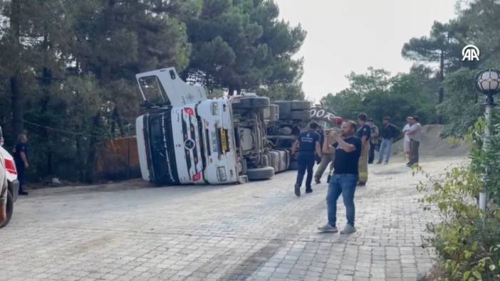 Maltepe'de hafriyat kamyonu devrildi, 2 kişi yaralandı