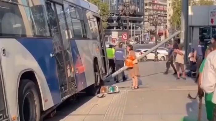 Ankara'da otobüsün çaptığı direk vatandaşın üzerine düştü